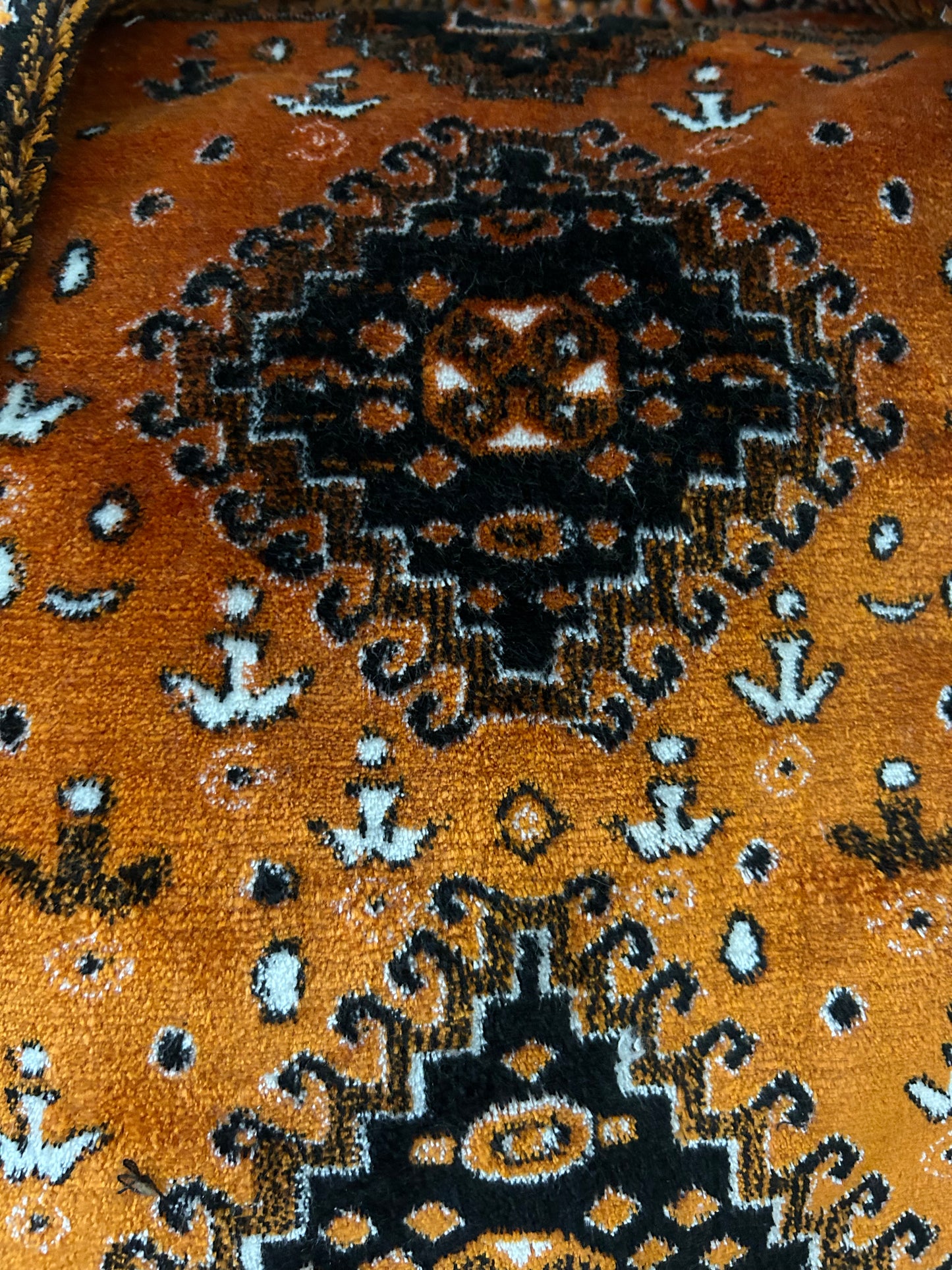 Weekendtas van tapijt stof in goudgele kleur met zwart